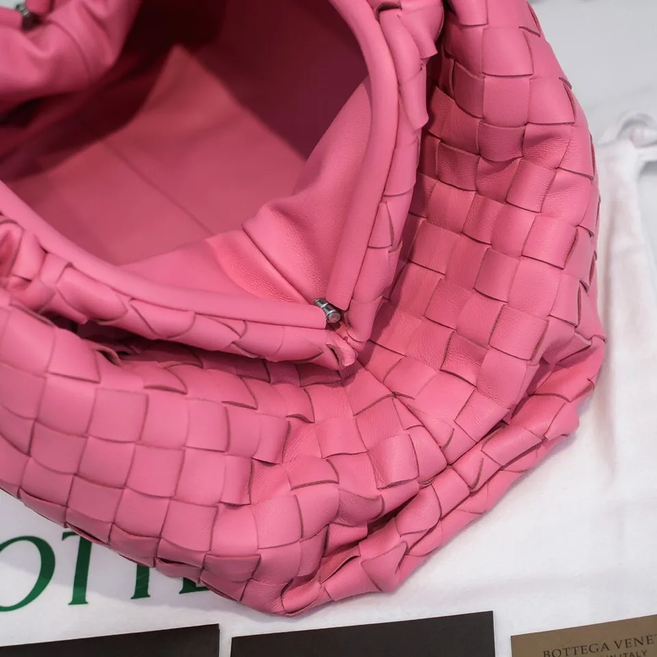 🔥🔥The counterattack of the popular Bottega Veneta started with this series of cloud bags, which went viral in the fashion circle and started a craze! Out of stock, out of stock, out of stock... One piece is hard to find, super hard to buy, regardless of age, season, or occasion. Very classy. Really, if you carry this on the road, it will turn heads! This is also the reason why this series is so expensive. Large size: 38*20*8.5cm [Big clouds and large grid weaving]